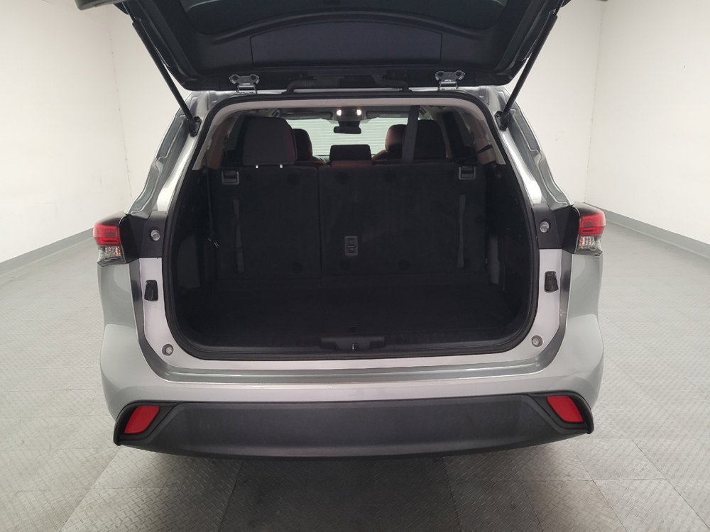 Used 2021 Toyota Highlander L FWD image 29