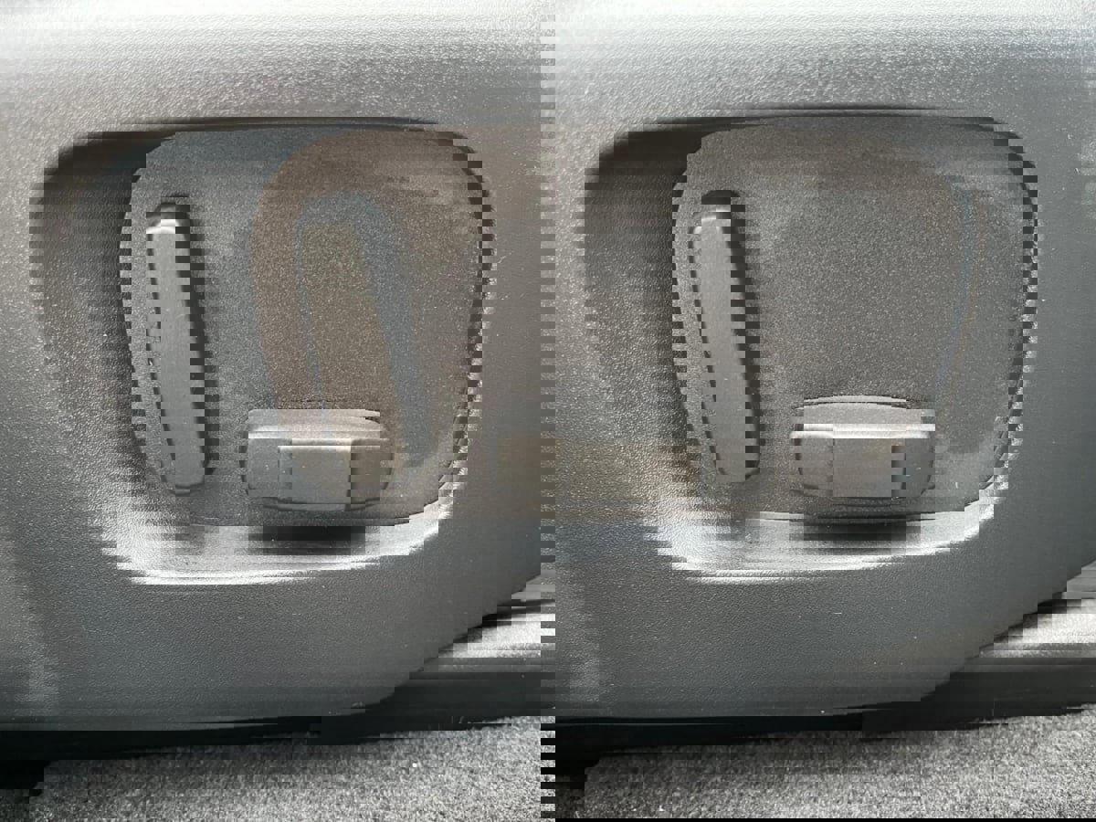 Used 2019 Land Rover Range Rover Velar R-Dynamic SE image 37