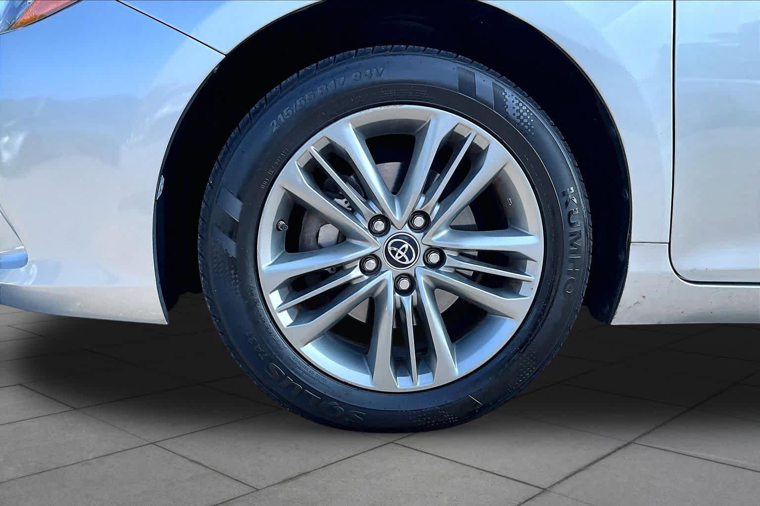 Used 2017 Toyota Camry SE FWD image 11