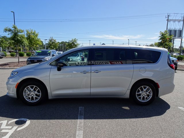 Used 2024 Chrysler Pacifica Touring-L image 7