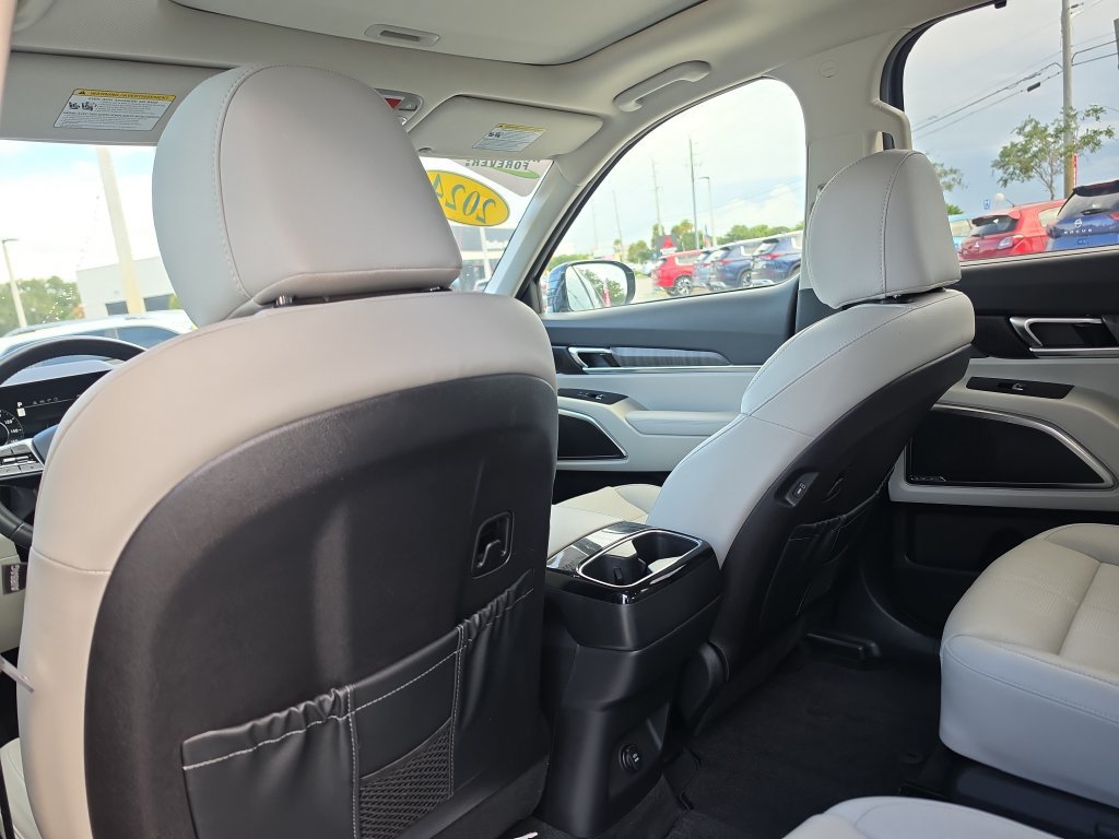 Used 2024 Kia Telluride SX w/ Towing Package FWD image 11