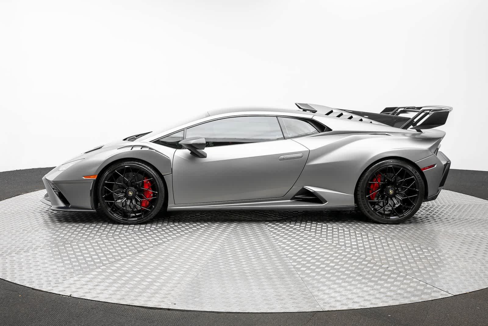 Used 2022 Lamborghini Huracan STO RWD image 3