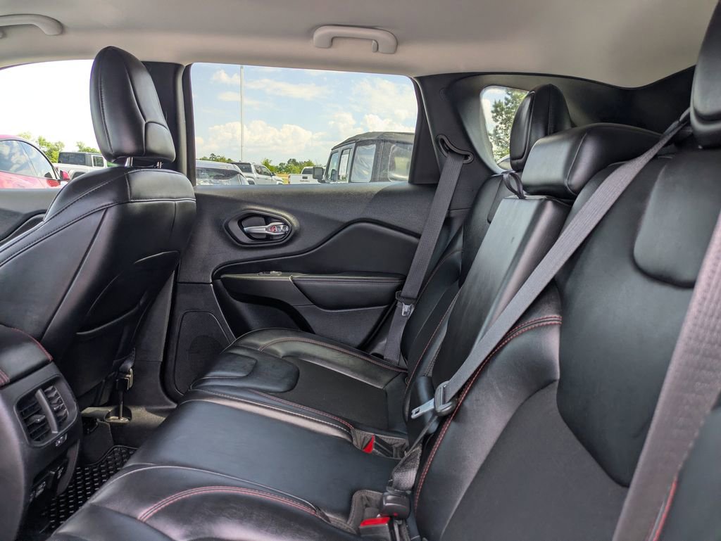 Used 2022 Jeep Cherokee Trailhawk image 16