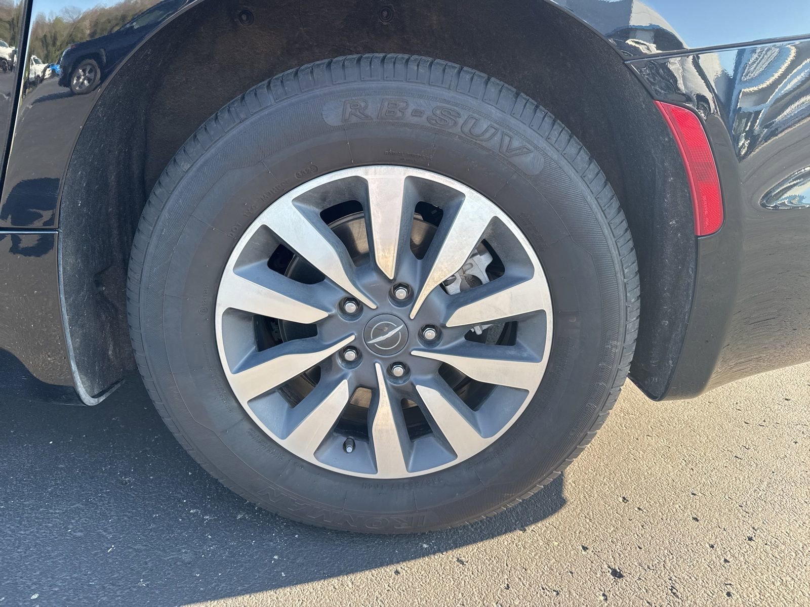 Used 2024 Chrysler Pacifica Select image 9