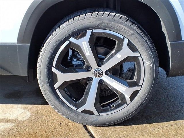 New 2026 Volkswagen Taos SEL image 6