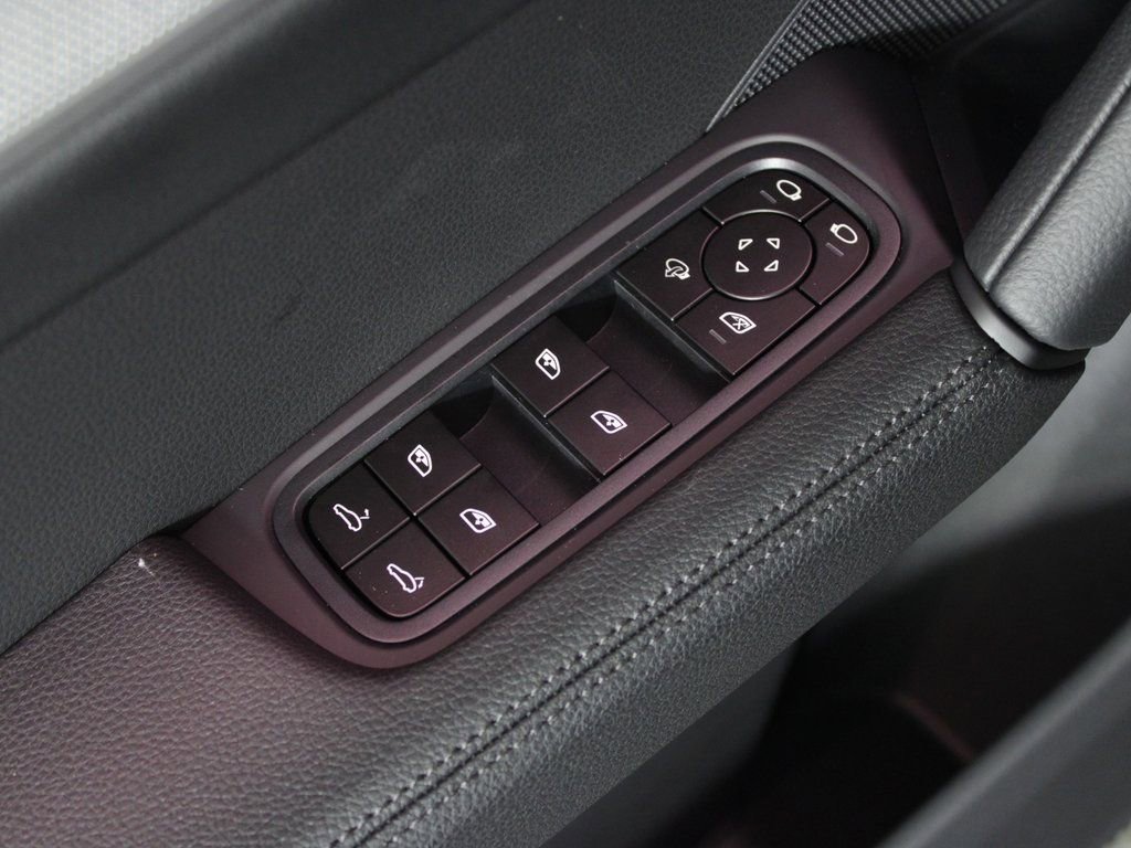 Certified 2025 Porsche Cayenne AWD/4WD image 16