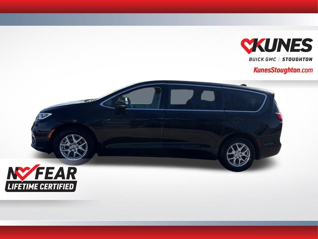 Used 2023 Chrysler Pacifica Touring-L image 8