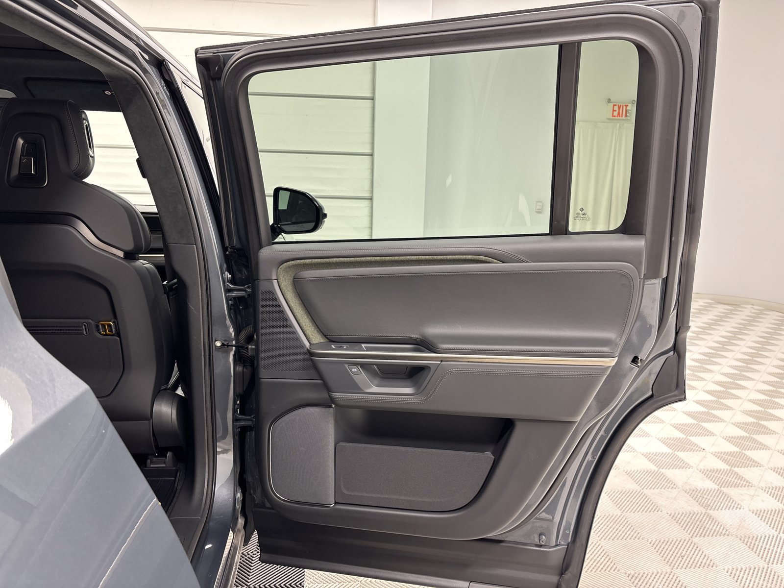 Used 2025 Rivian R1S Adventure AWD/4WD image 19