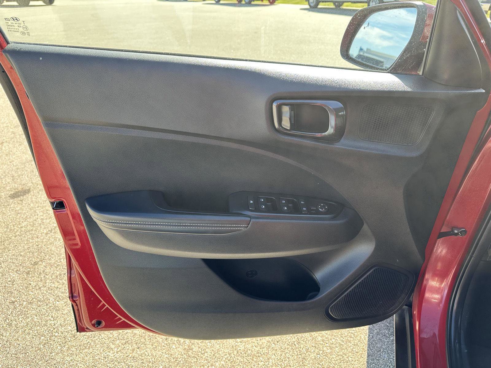 Used 2022 Hyundai Venue Limited image 17