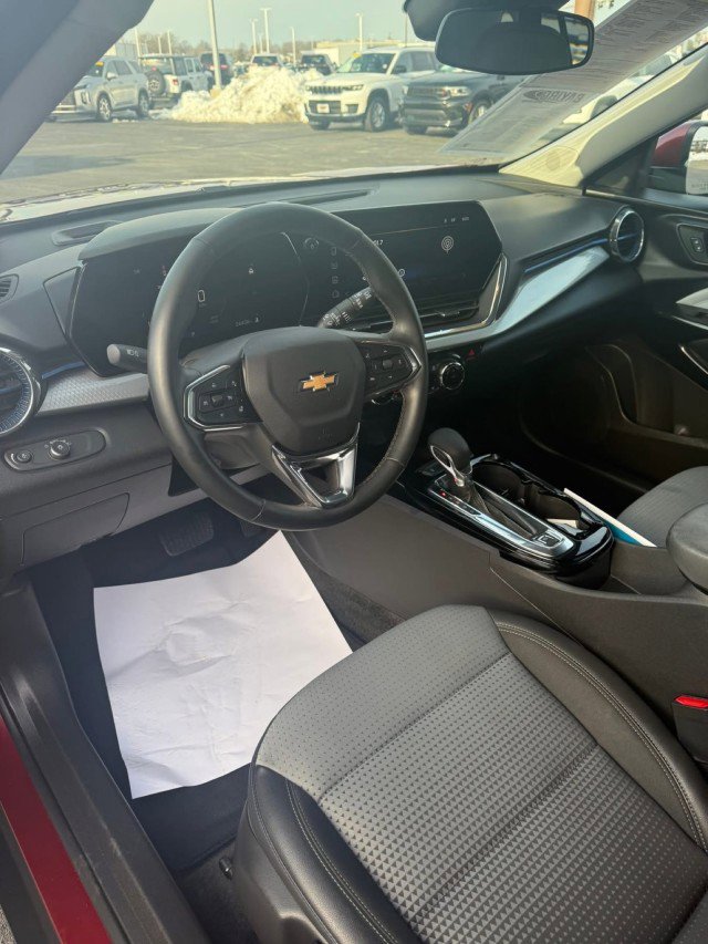 Used 2025 Chevrolet Trax LT w/ LT Convenience Package image 12