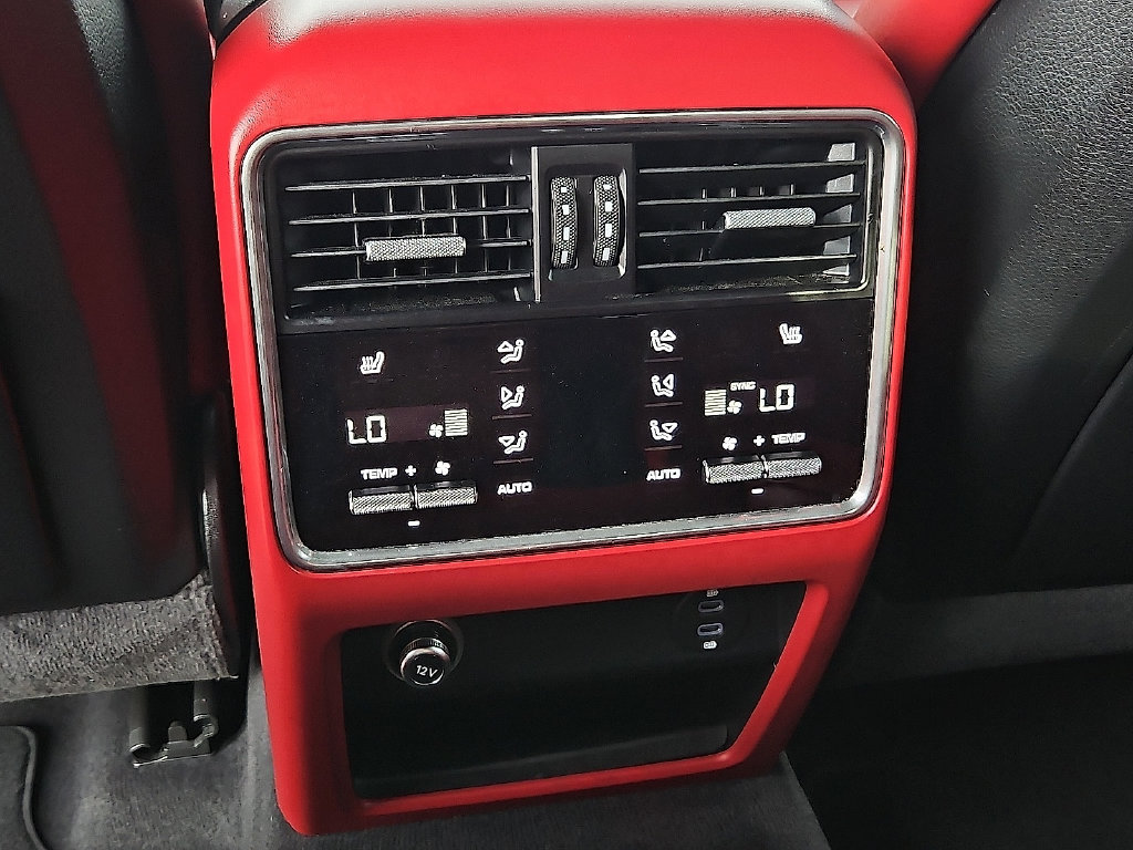 Used 2023 Porsche Cayenne Platinum Edition AWD/4WD image 20