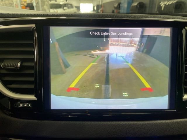 Used 2024 Chrysler Pacifica Touring-L image 16