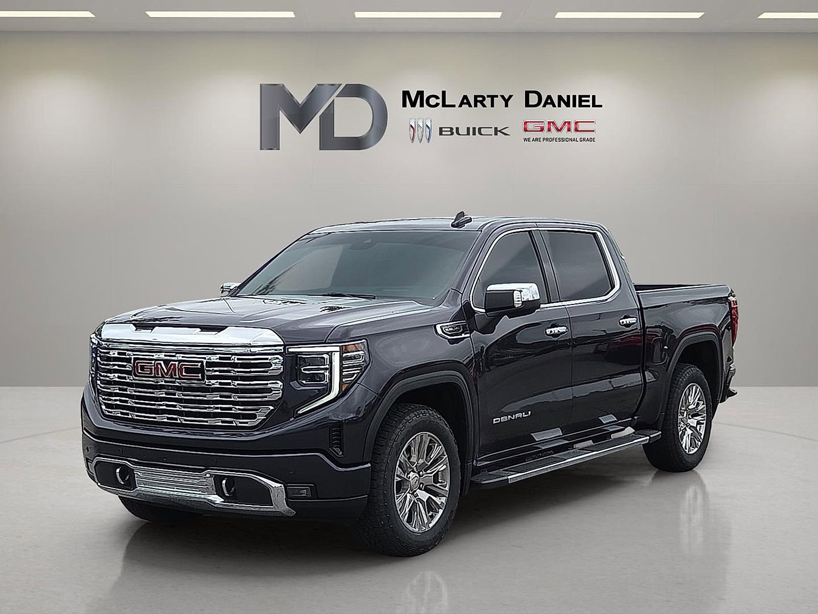 Used 2023 GMC Sierra 1500 Denali w/ Technology Package AWD/4WD image 2