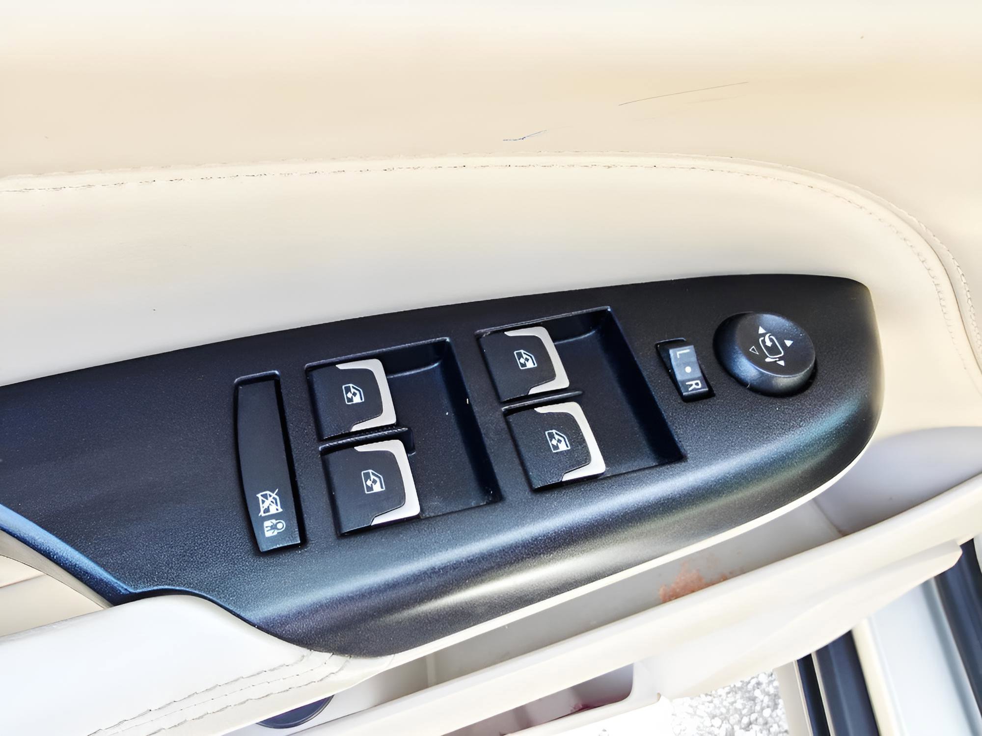 Used 2015 Cadillac SRX Luxury image 25