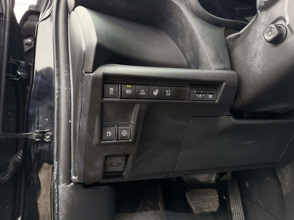 Used 2025 Toyota Sienna Platinum image 30