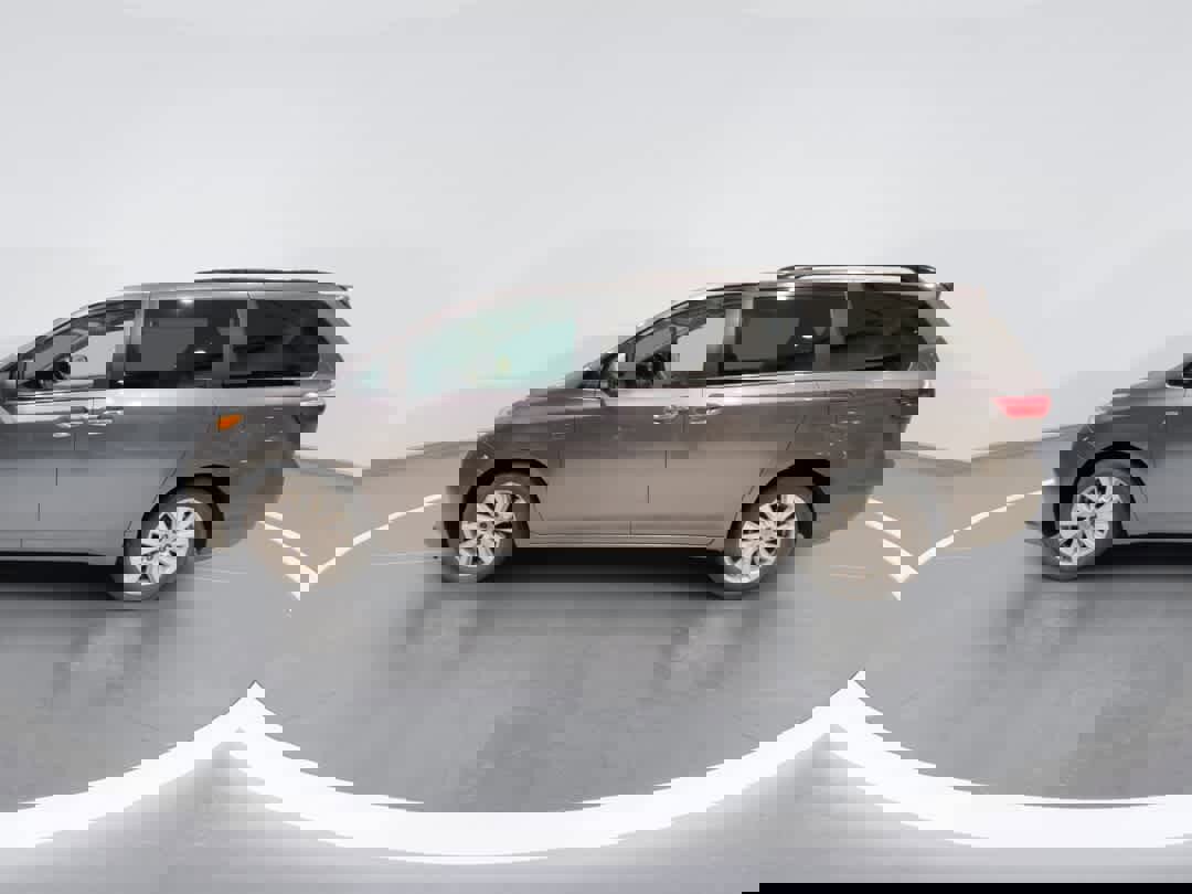 Used 2017 Toyota Sienna XLE image 5