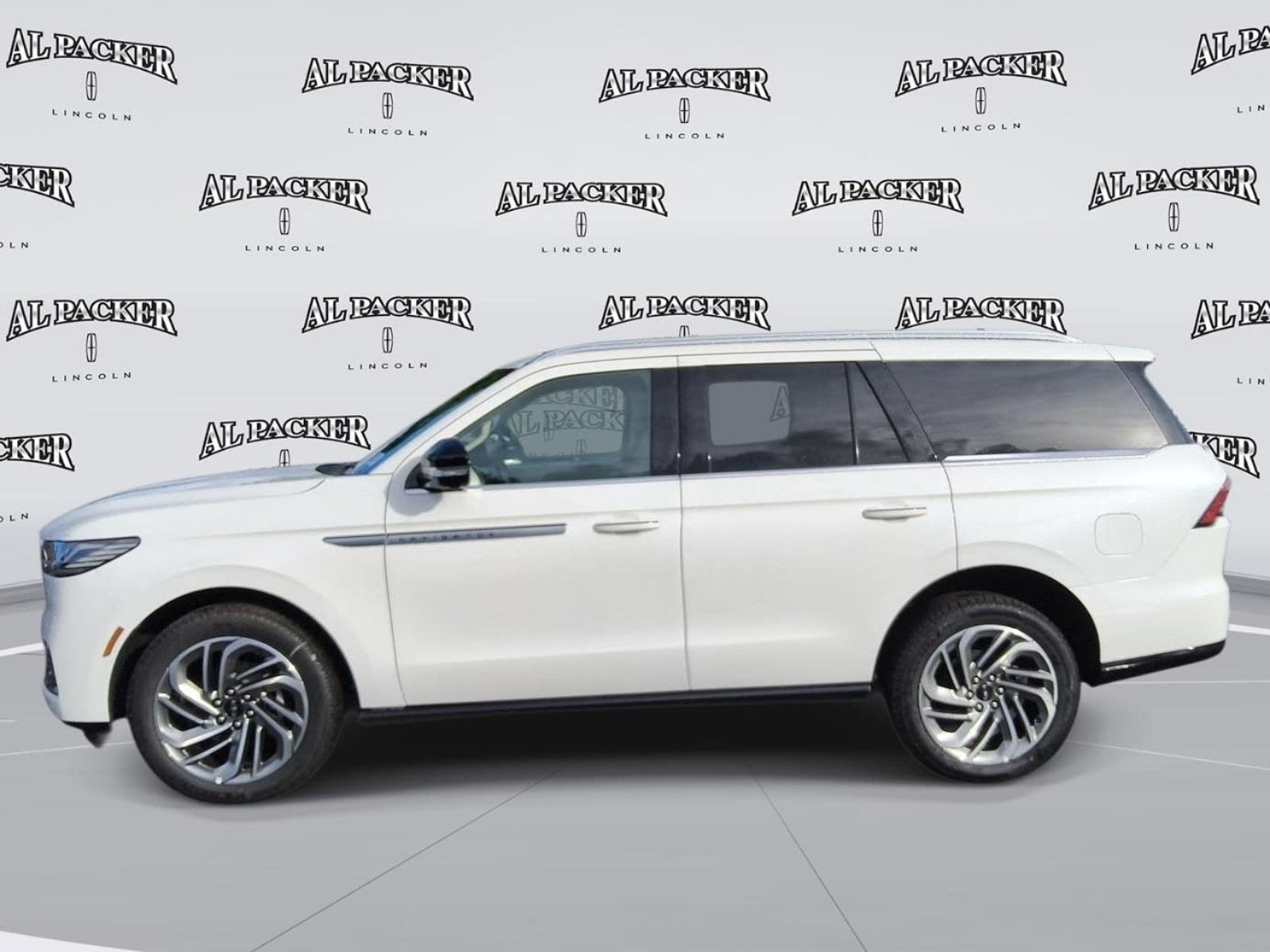 New 2027 Lincoln Navigator Reserve AWD/4WD image 2