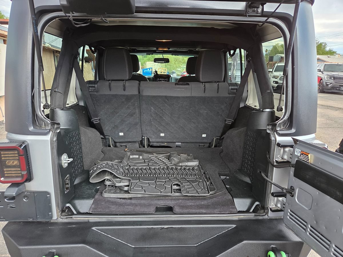 Used 2018 Jeep Wrangler Unlimited Sahara w/ Connectivity Group AWD/4WD image 14