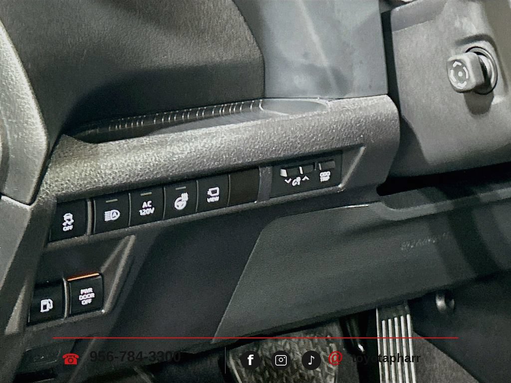 Used 2025 Toyota Sienna Platinum FWD image 9