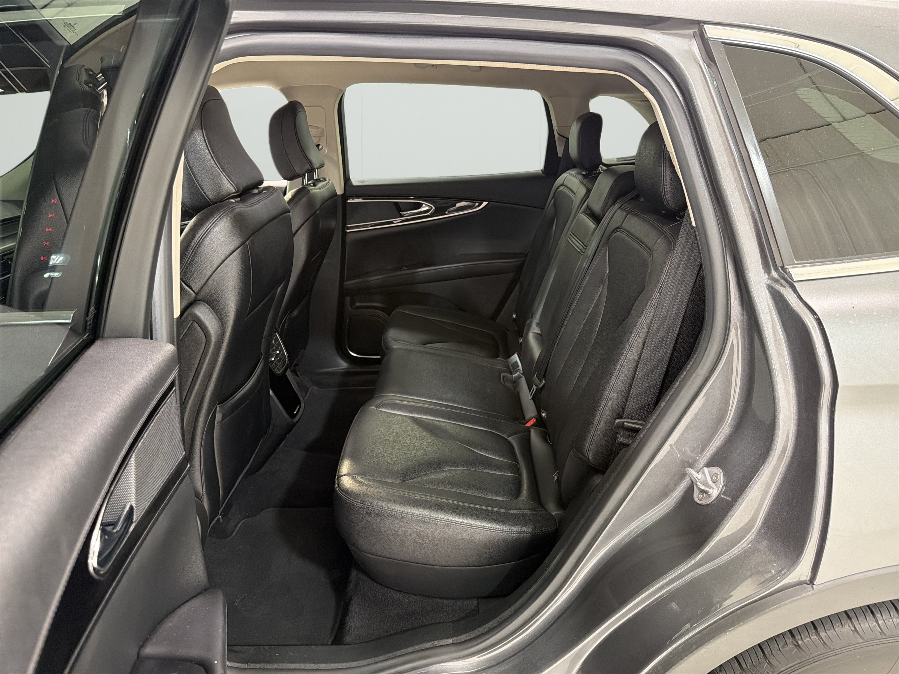 Used 2023 Lincoln Nautilus FWD w/ Premium Package image 10