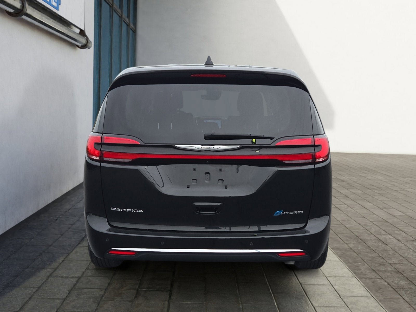Used 2023 Chrysler Pacifica Touring-L FWD image 4