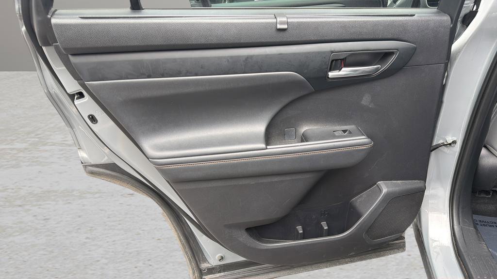 Used 2022 Toyota Highlander Bronze Edition image 14