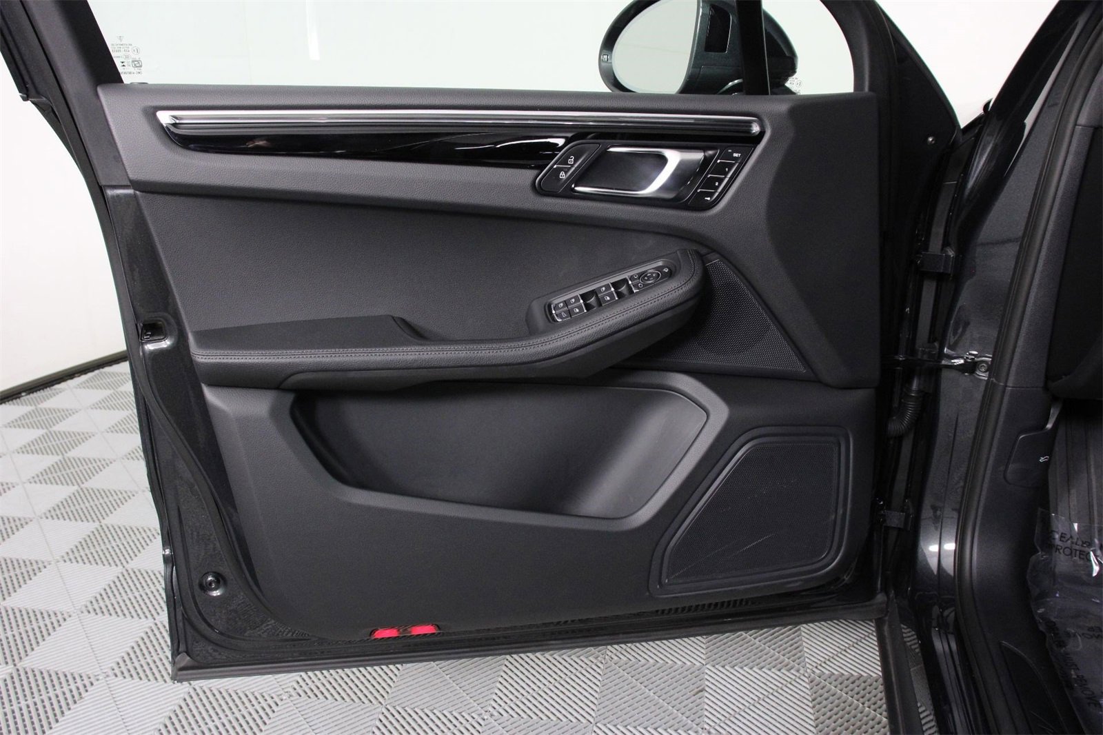 Used 2025 Porsche Macan image 20