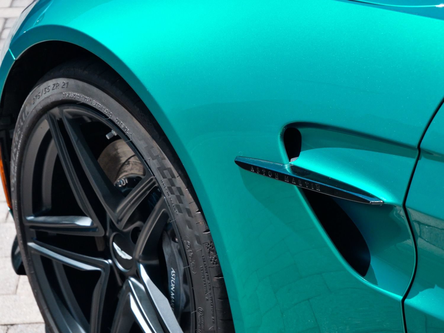 Used 2025 Aston Martin V8 Vantage Coupe RWD image 9