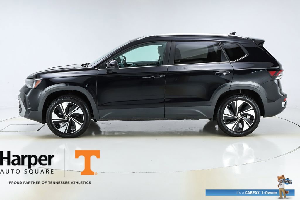 Used 2025 Volkswagen Taos SE w/ Panoramic Sunroof Package AWD/4WD image 2