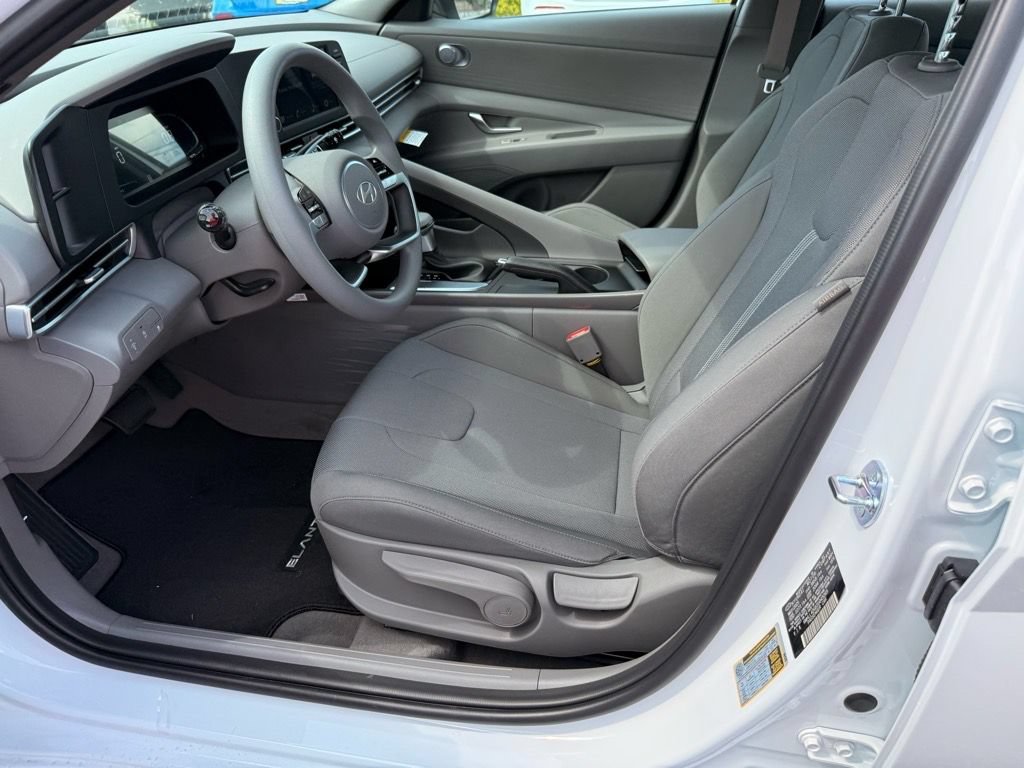 Used 2025 Hyundai Elantra SE FWD image 6
