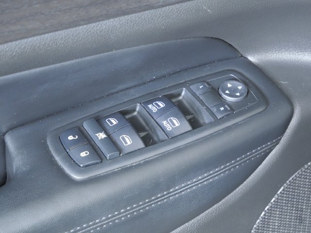 Used 2018 Jeep Grand Cherokee Altitude AWD/4WD image 18