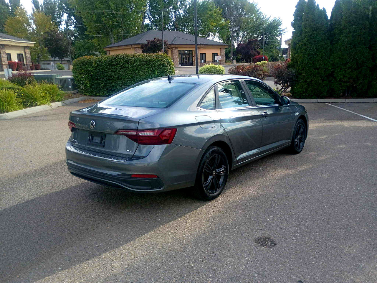 Used 2023 Volkswagen Jetta SE w/ Panoramic Sunroof Package image 5