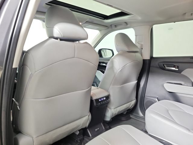 Used 2023 Toyota Highlander XLE FWD image 15