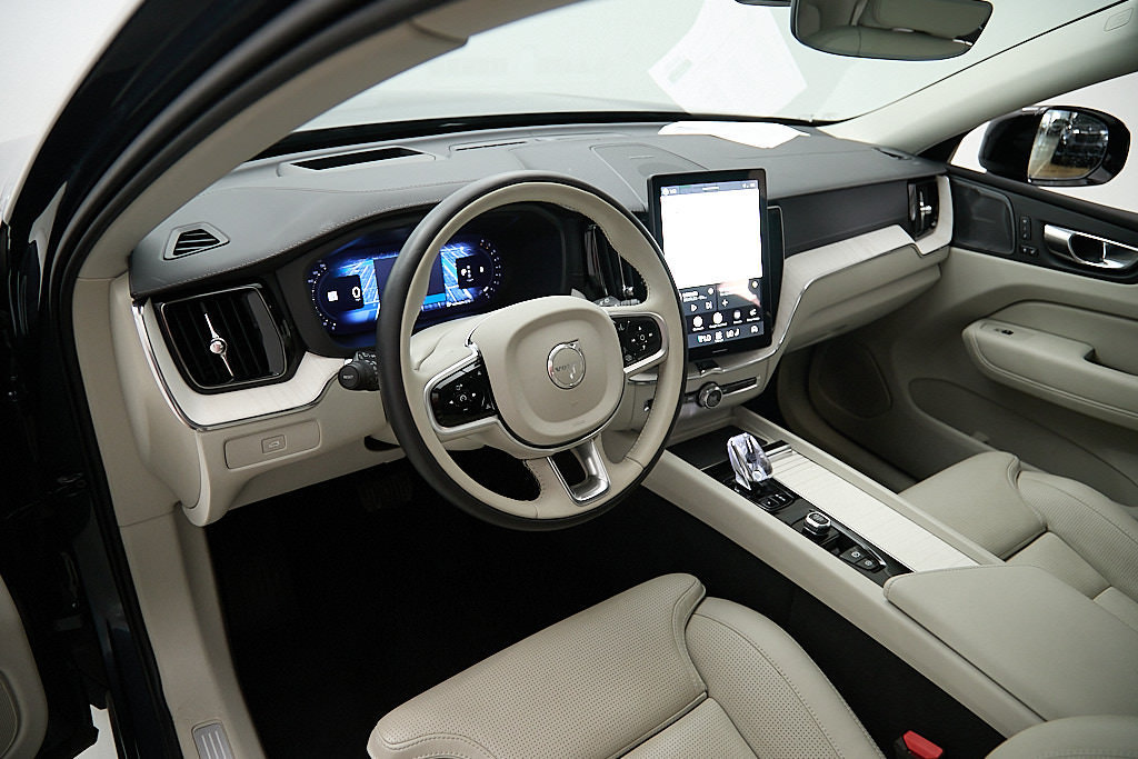 Certified 2026 Volvo XC60 B5 Ultra AWD/4WD image 12