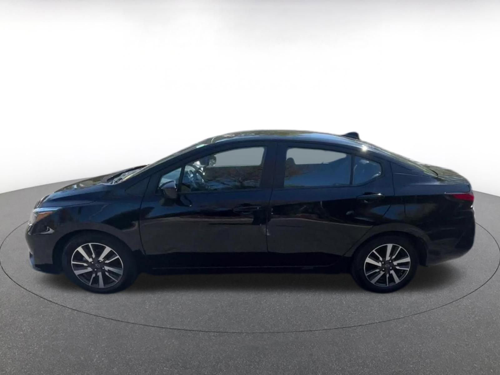 Used 2025 Nissan Versa SV image 9
