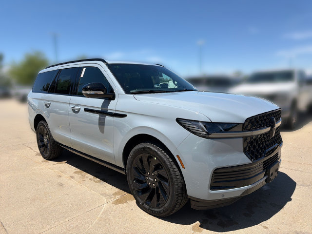 New 2026 Lincoln Navigator Reserve w/ Jet Appearance Package AWD/4WD image 3