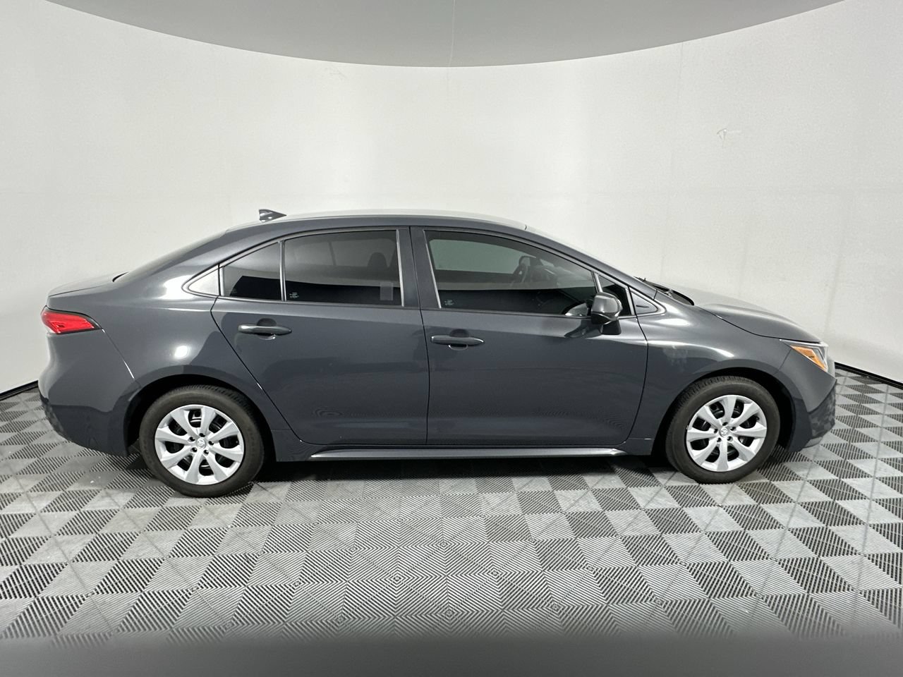 Used 2023 Toyota Corolla LE FWD image 2