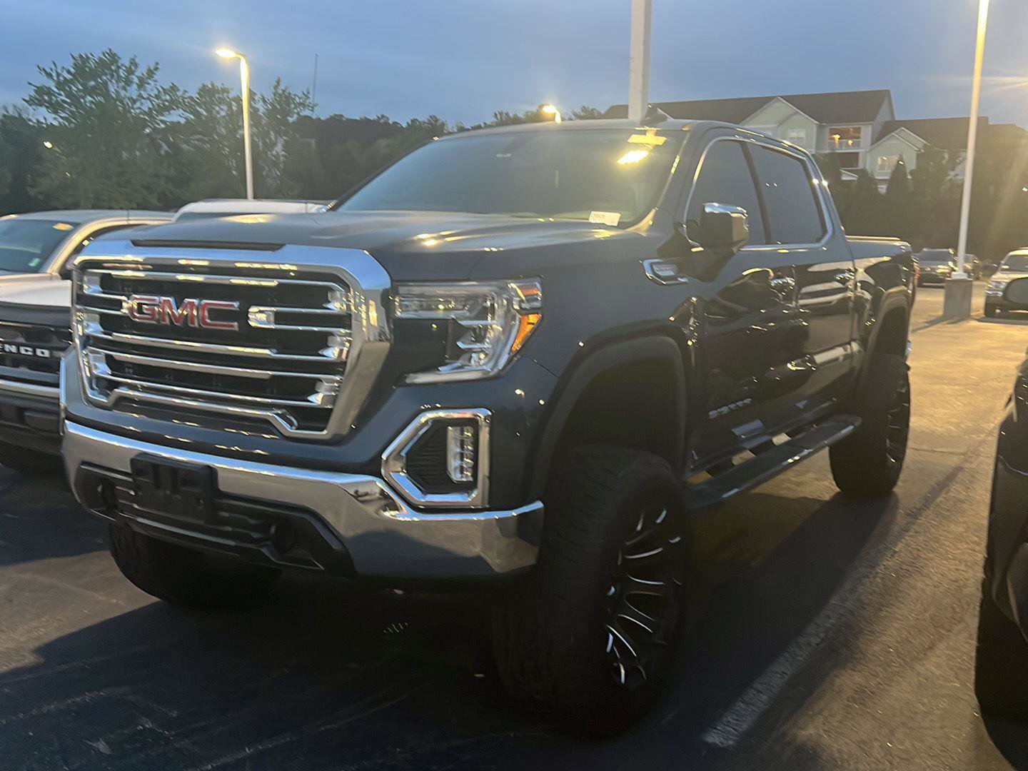 Used 2020 GMC Sierra 1500 SLT image 1