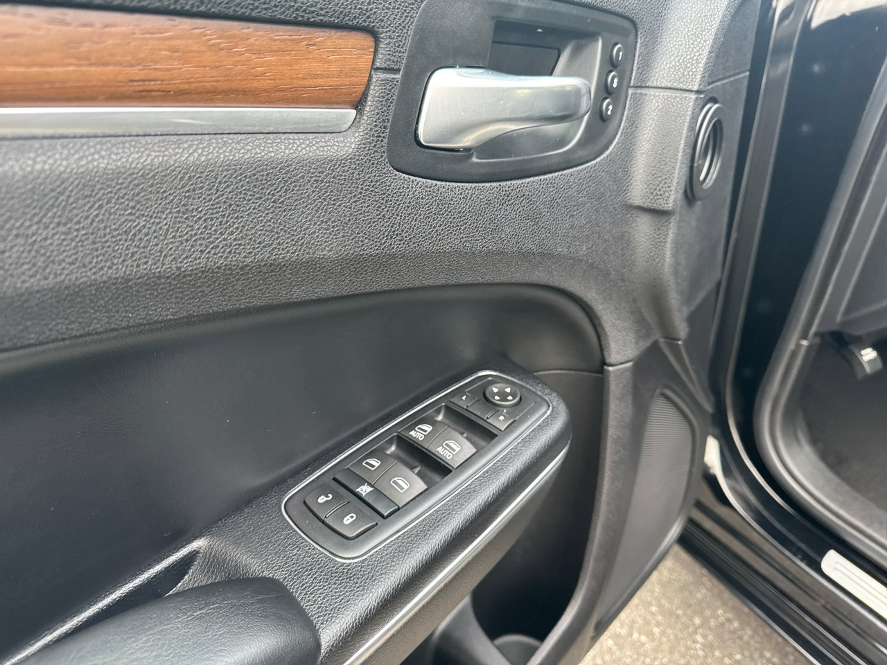 Used 2016 Chrysler 300 C Platinum w/ Safetytec Plus Group image 22