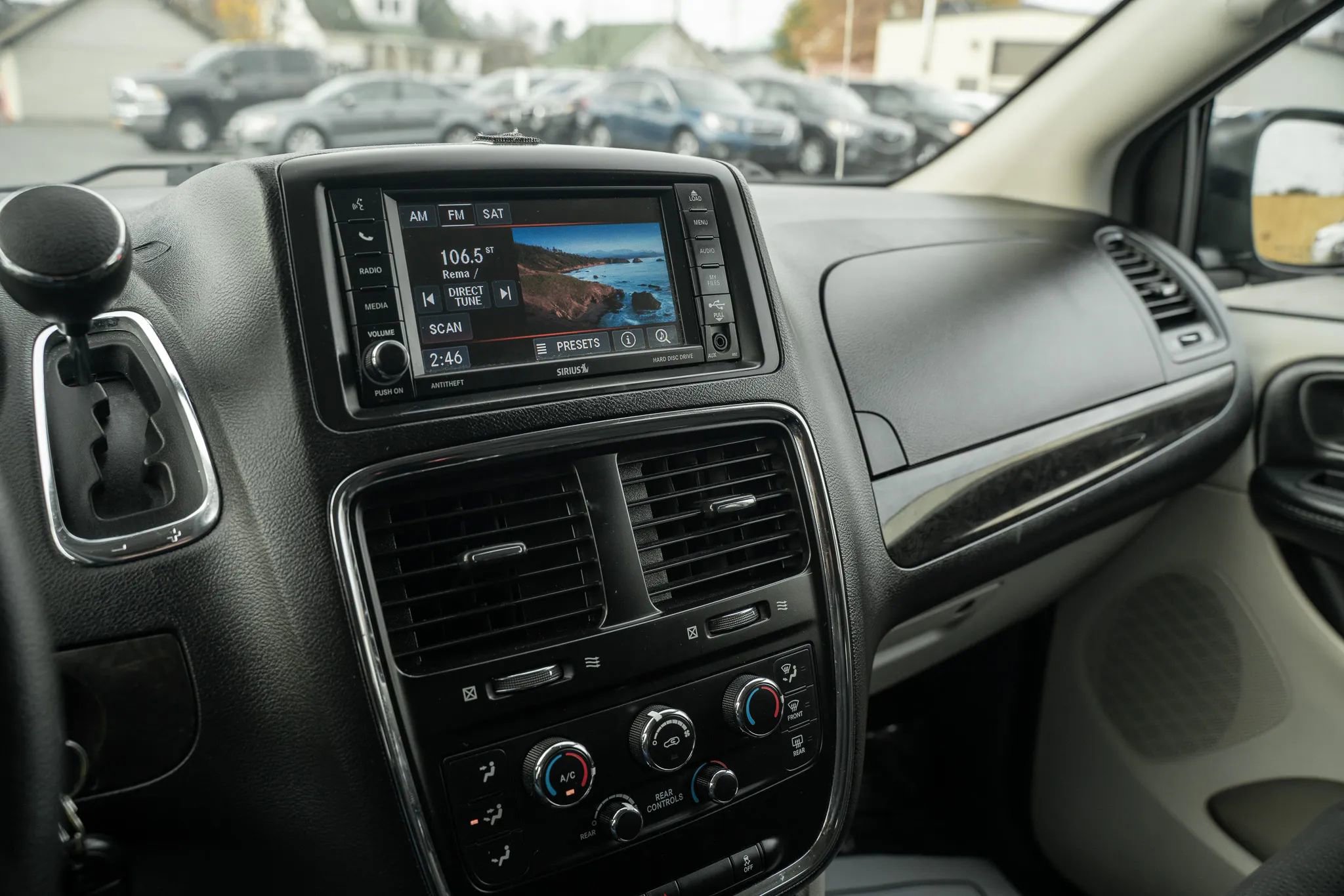 Used 2019 Dodge Grand Caravan SE w/ UConnect Hands-Free Group image 18