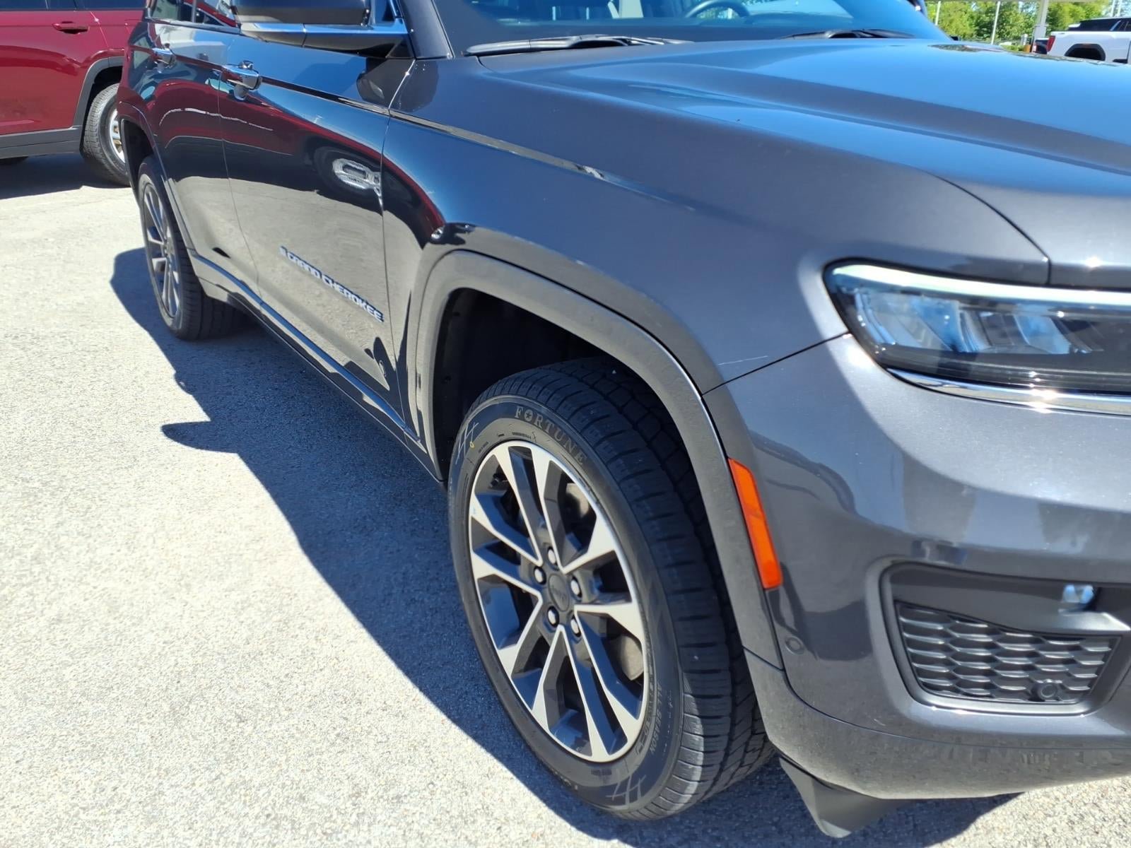 Used 2023 Jeep Grand Cherokee Overland w/ Advanced Protech Group III AWD/4WD image 20