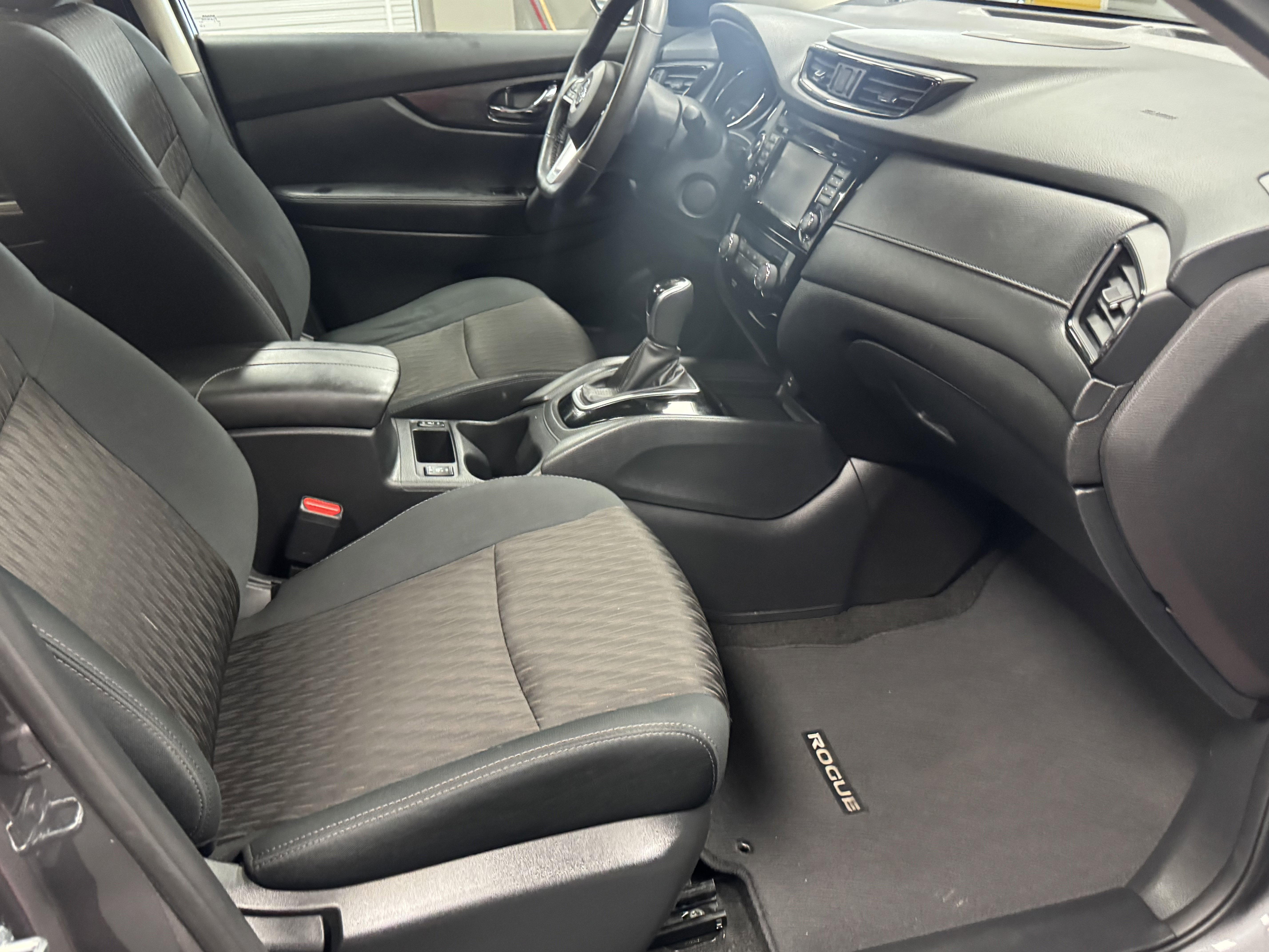 Used 2017 Nissan Rogue SV image 19