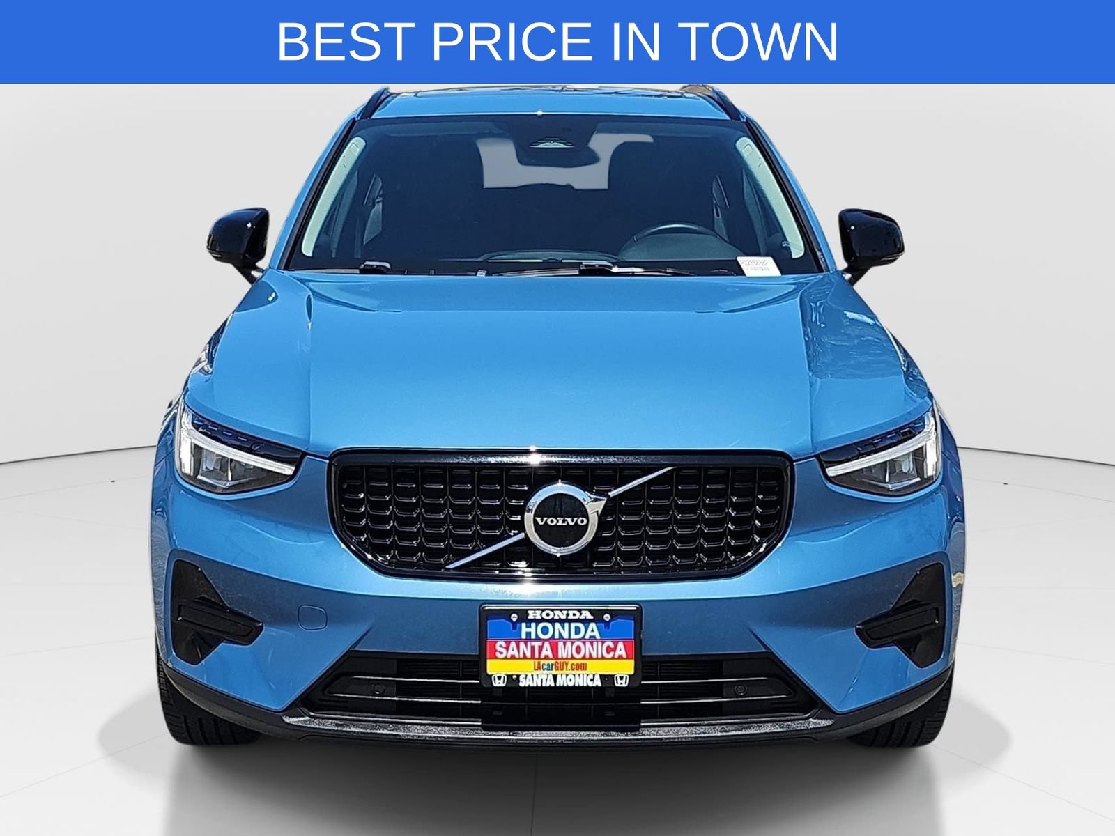 Used 2024 Volvo XC40 B5 Core AWD/4WD image 2