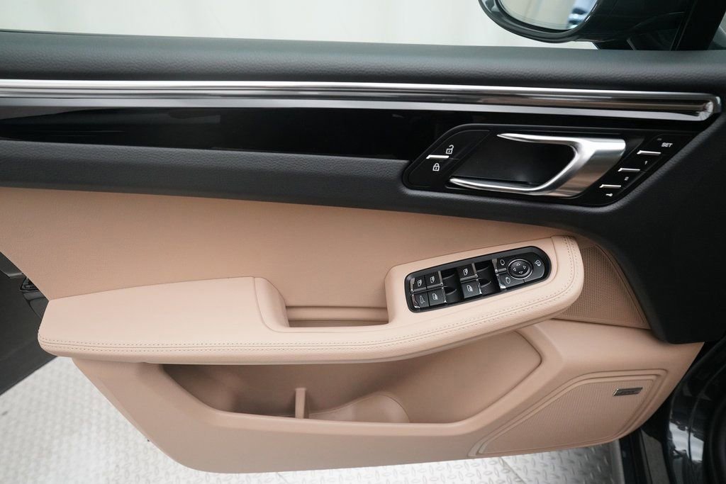 Certified 2026 Porsche Macan image 16