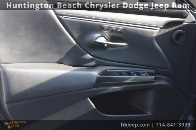 Used 2023 Lexus ES 350 w/ Premium Package image 11