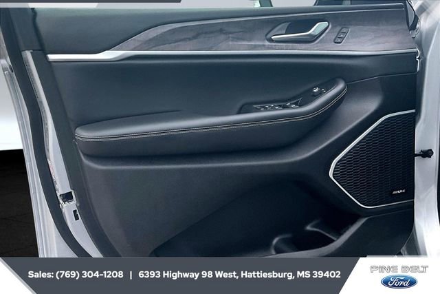 Used 2023 Jeep Grand Cherokee 4WD 4xe image 17