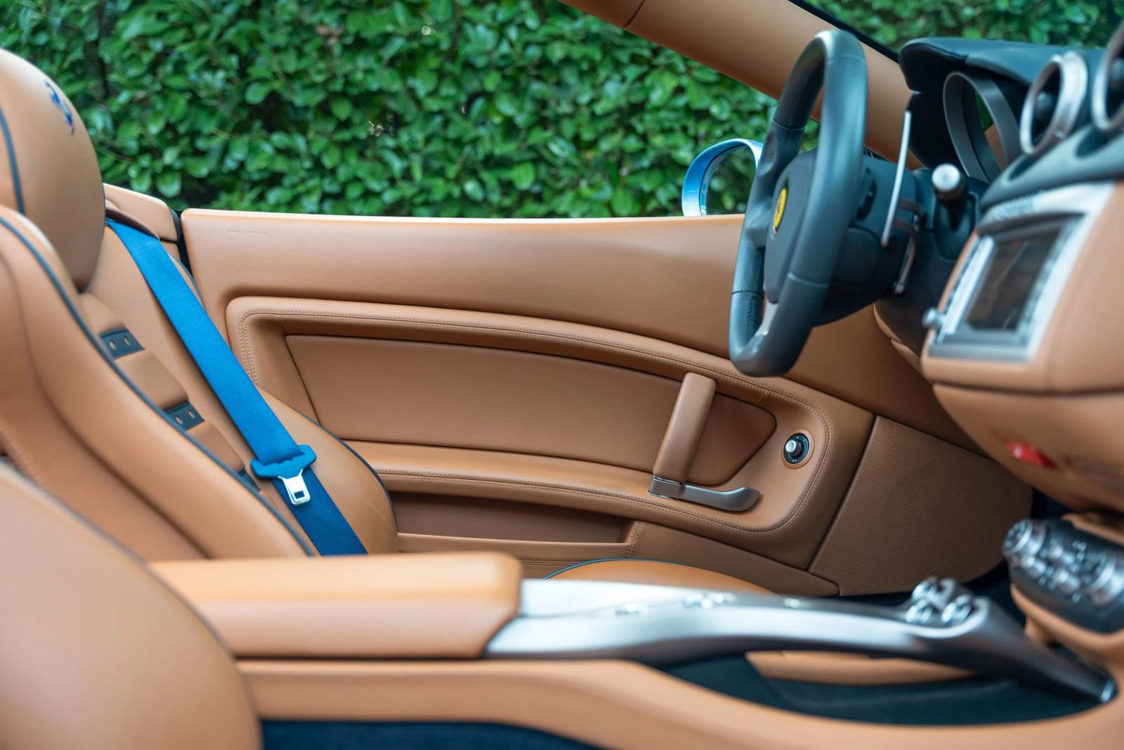 Used 2010 Ferrari California RWD image 44
