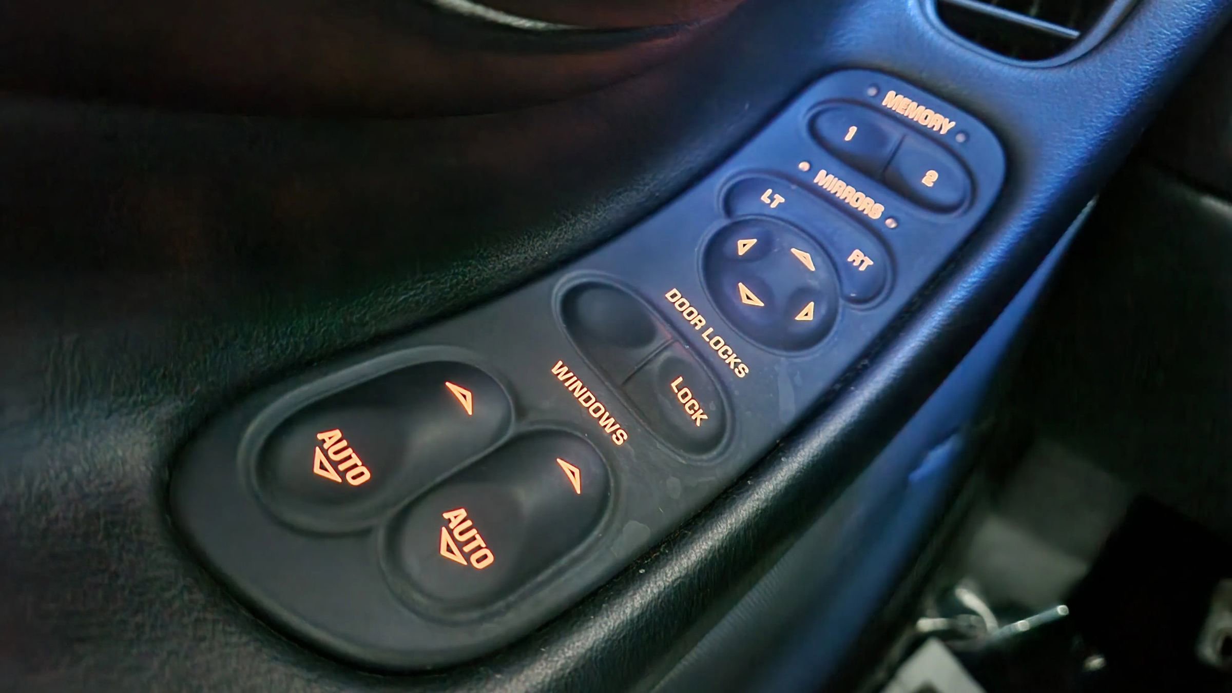 Used 2000 Chevrolet Corvette Coupe w/ Performance Handling Pkg image 38