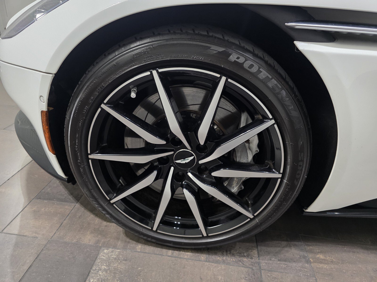 Used 2023 Aston Martin DB11 Coupe RWD image 4