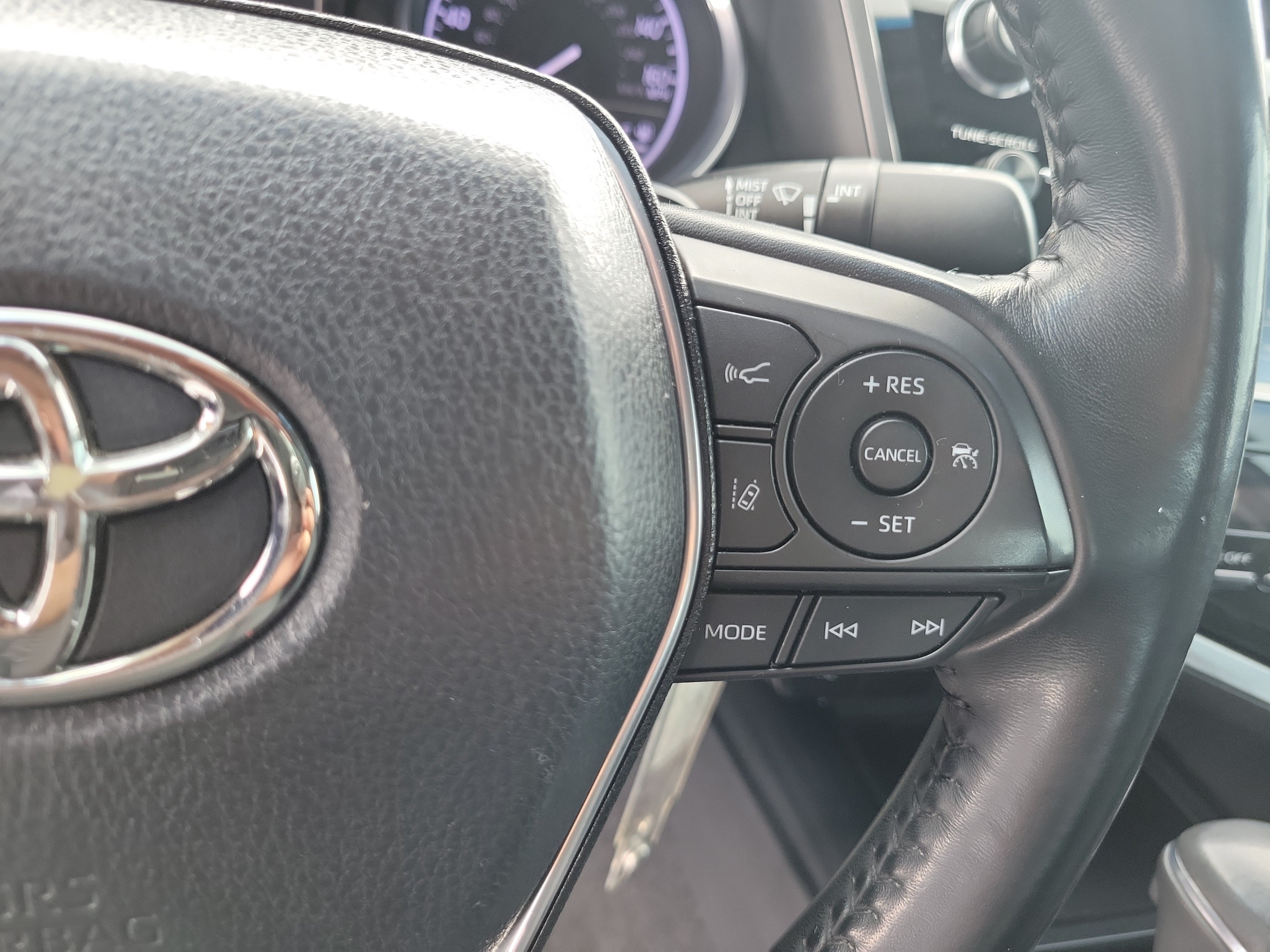 Used 2018 Toyota Camry SE FWD image 25